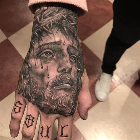 tatuajes de dios en la mano